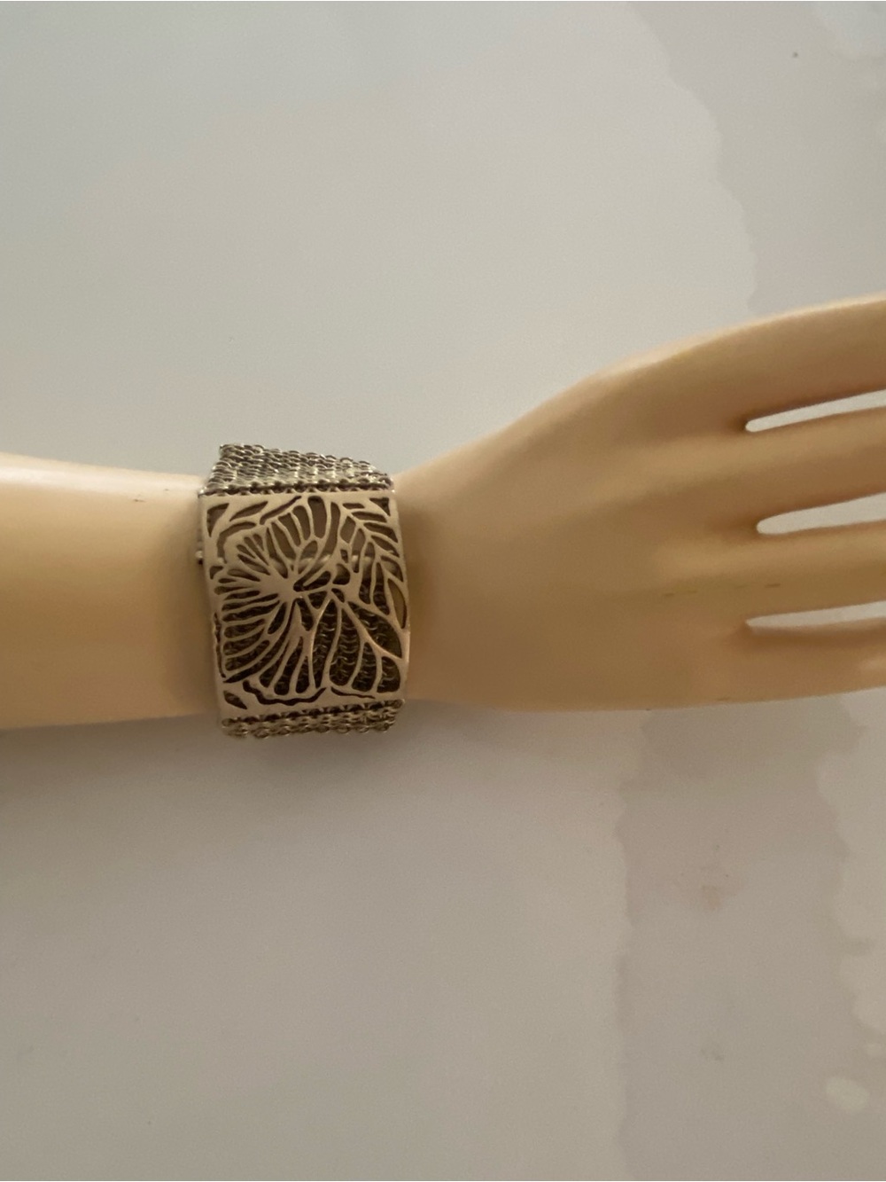 Vtg Stamped KENNETH COLE New York Gold tone 2 1/2"d x 1 3/4"w Mesh Bracelet Nice